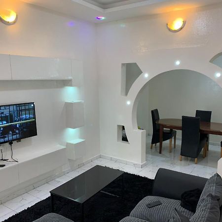 Matano Guest House Brikama ภายนอก รูปภาพ