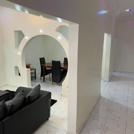Matano Guest House Brikama ภายนอก รูปภาพ