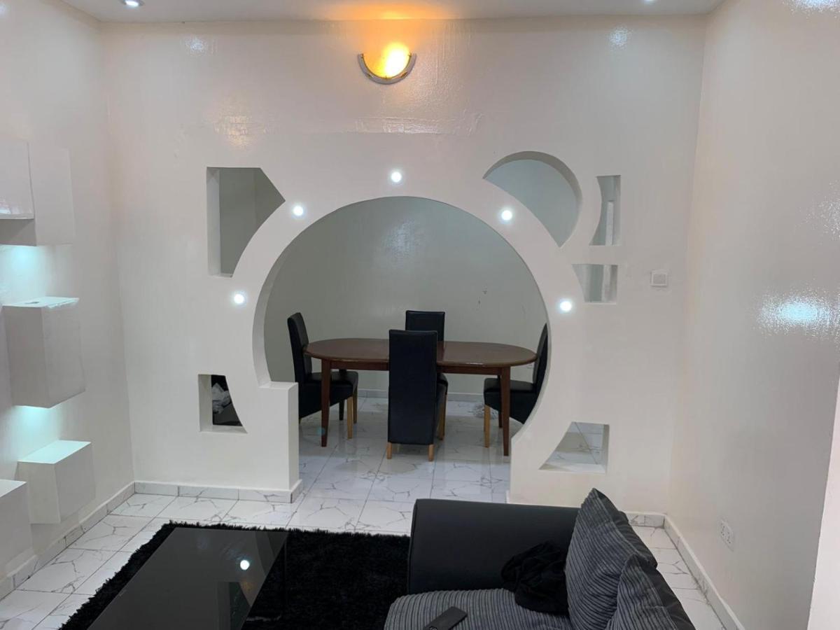 Matano Guest House Brikama ภายนอก รูปภาพ